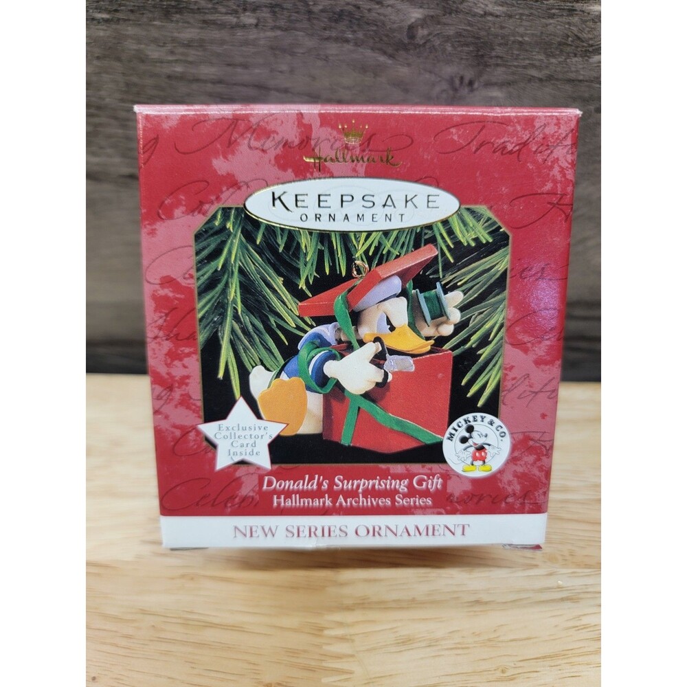 1997 HALLMARK DISNEY DONALD'S SURPRISING GIFT DONALD DUCK ORNAMENT CHINA - NIB